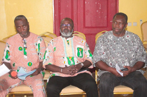 ceremonie-de-remise-de-dons-aux-populations-sinistrees-des-village-d-azuret adw02gjb6