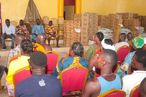 ceremonie-de-remise-de-dons-aux-populations-sinistrees-des-village-d-azuret bmqc2lg92vp